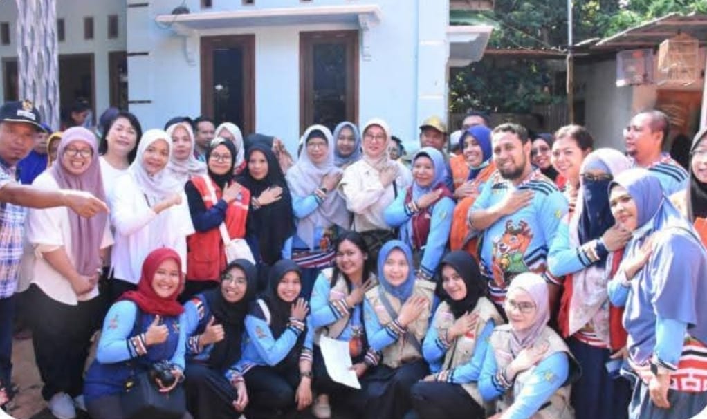 Direktur RSJ Mutiara Sukma dr. Wiwin Nurhasida mendampingi Ketua Tim Penggerak PKK, Sinta M. Iqbal, turun langsung meninjau lokasi terdampak banjir di Desa Tegal